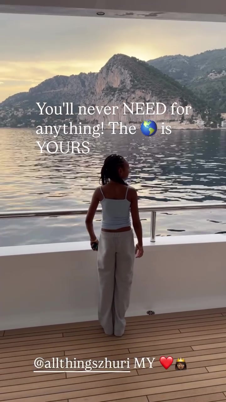 詹姆斯Instagram晒女儿游艇观海:配文‘全世界都是你的’ 詹姆斯Instagram晒女儿游艇观海:配文‘全世界都是你的’