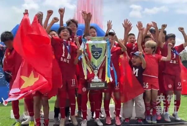 七战全胜轰21球仅失2球 中国足球小将2014梯队意大利夺冠 七战全胜轰21球仅失2球 中国足球小将2014梯队意大利夺冠