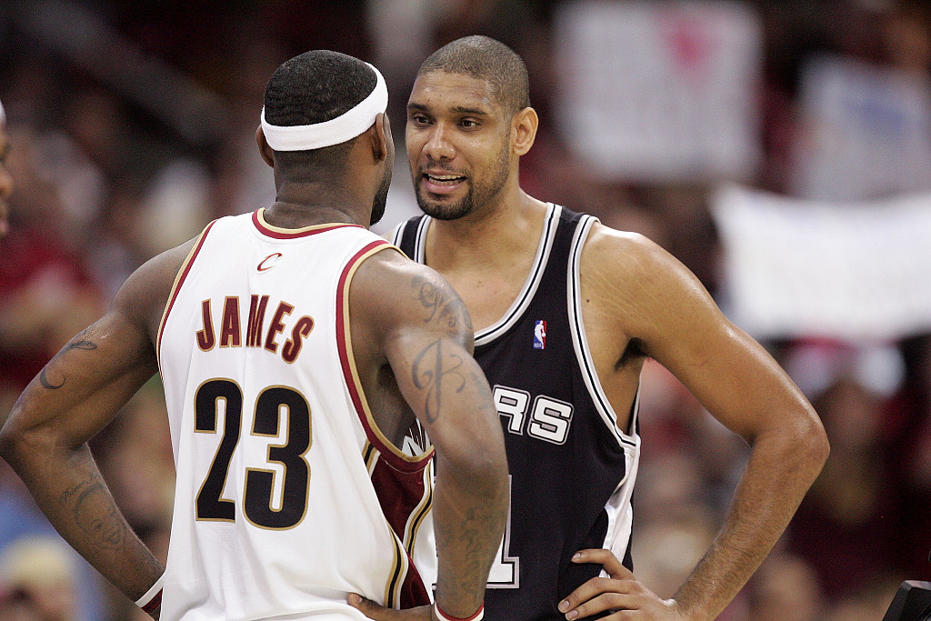 07年6月15日:马刺83-82骑士,4-0横扫夺第四冠,邓肯赠言‘未来是你的’ 07年6月15日:马刺83-82骑士,4-0横扫夺第四冠,邓肯赠言‘未来是你的’